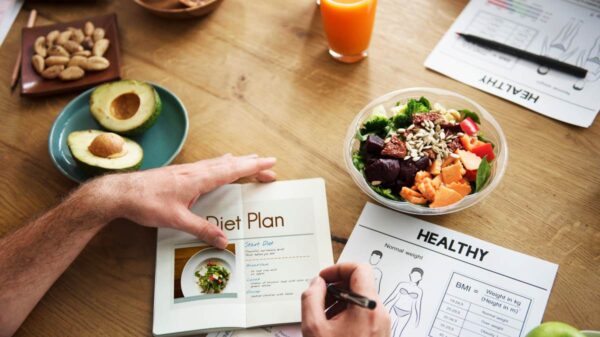 What Is a Metabolic Diet Plan? Complete Guide Inside 13 Healthy meal plate with lean protein, leafy greens, and whole grains representing a balanced metabolic diet plan.